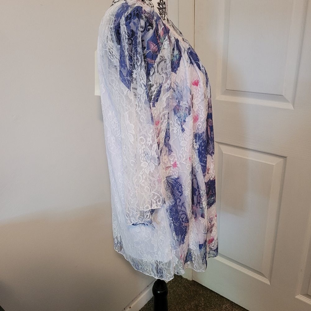 NWT Brittany Black floral lace top‎ - Picture 2 of 7